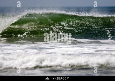 Vagues qui s'écrasent sur la rive du Nicaragua. Banque D'Images