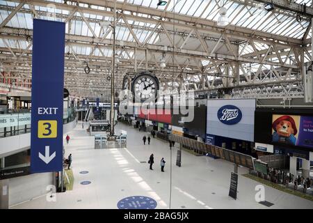 Londres, Royaume-Uni. 27 mars 2020. Une gare du centre-ville de Londres est presque vide après que le Premier ministre Boris Johnson ait imposé un verrouillage national à la pandémie de coronavirus qui s'est rapidement propagée, à Londres, le vendredi 27 mars 2020. Le premier ministre Boris Johnson a annoncé aujourd'hui qu'il s'auto-isole après avoir testé le coronavirus positif. Photo de Hugo Philpott/UPI crédit: UPI/Alay Live News Banque D'Images