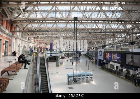 Londres, Royaume-Uni. 27 mars 2020. Une gare du centre-ville de Londres est presque vide après que le Premier ministre Boris Johnson ait imposé un verrouillage national à la pandémie de coronavirus qui s'est rapidement propagée, à Londres, le vendredi 27 mars 2020. Le premier ministre Boris Johnson a annoncé aujourd'hui qu'il s'auto-isole après avoir testé le coronavirus positif. Photo de Hugo Philpott/UPI crédit: UPI/Alay Live News Banque D'Images