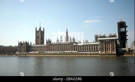 Londres, Royaume-Uni. 27 mars 2020. Les rues du centre-ville de Londres sont presque vides après que le Premier ministre Boris Johnson ait imposé un verrouillage national à la pandémie de coronavirus qui s'est rapidement propagée, à Londres, le vendredi 27 mars 2020. Le premier ministre Boris Johnson a annoncé aujourd'hui qu'il s'auto-isole après avoir testé le coronavirus positif. Photo de Hugo Philpott/UPI crédit: UPI/Alay Live News Banque D'Images