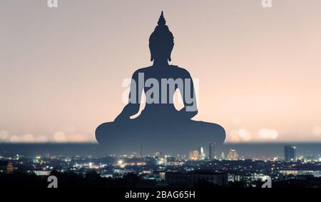 Silhouette Bouddha sur fond de coucher de soleil doré. Banque D'Images