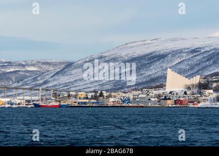 Vue depuis le fjord de Tromsdalen ou la cathédrale arctique de la ville de Tromso en hiver, dans le comté de Troms og Finnmark, en Norvège. Banque D'Images