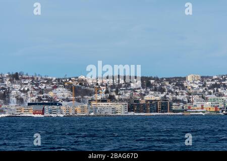 Vue depuis le fjord de Tromso des sites de construction de la ville de Tromso, dans le comté de Troms og Finnmark, Norvège. Banque D'Images