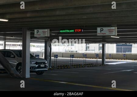 Tauranga Nouvelle-Zélande - 27 mars 2020; plancher presque vide dans le bâtiment de stationnement de voiture pendant le verrouillage de corona-virus avec espace vide et les directions illumina Banque D'Images