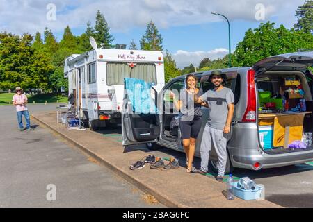 Tauranga Nouvelle-Zélande - 27 mars 2020; les touristes n'ayant nulle part pour aller pendant quatre semaines mais semblent heureux coincé dans un parking alors que covid-19 verrouillage et moi Banque D'Images