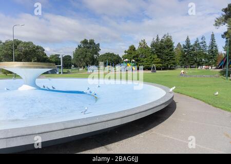 Tauranga Memorial Park fontaine sèche quelque peu symbolique de covid-19 politiques de verrouillage et d'isolement avec le plaground totalement déserté pour les enfants. Banque D'Images