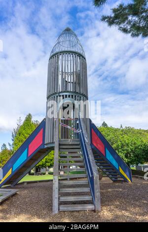 Toboggan à roquette Tauranga Memorial Park pour enfants avec accès enfilé et abandonné alors que les gens sont commandés de rester à la maison pendant le covid-19 Banque D'Images