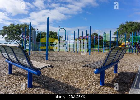 Tauranga Memorial Park Children's Playground des banquettes vides dans une aire de jeux déserte car les gens sont commandés de rester à la maison pendant le covid-19 LockDown peri Banque D'Images