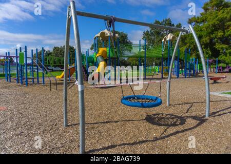 Tauranga Memorial Park Children's Playground déserté alors que les gens sont ordonnés de rester à la maison pendant la période de verrouillage du covid-19 en Nouvelle-Zélande. Banque D'Images