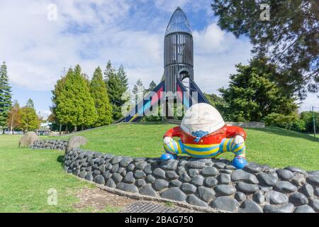 Le sourire Humpty-Dumpty donne sur le parc commémoratif Tauranga aire de jeu pour enfants désertée alors que les gens sont ordonnés de rester à la maison pendant le covid-19 LockDown peri Banque D'Images