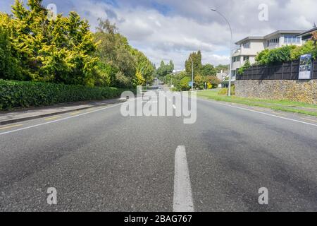 Rue déserte de la ville au milieu du virus de la pandémie de virus ov covid-19, Devonport Road, Tauranga Nouvelle-Zélande. Banque D'Images