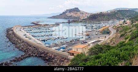 Castelsardo ville et port en Sardaigne, Province de Sassari, Italie. Plages et villas en Sardaigne. Banque D'Images