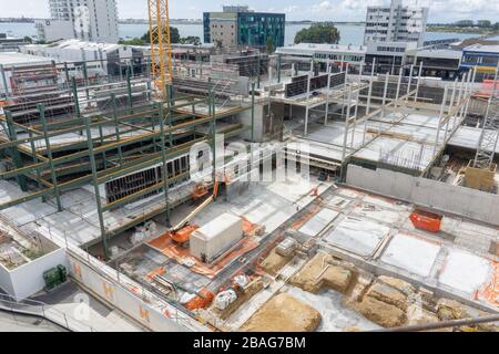 Tauranga Nouvelle-Zélande - 27 mars 2020; site de construction de la ville déserté de travailleurs pendant la crise de la pandémie de covid-19 avec du matériel et en partie construit Banque D'Images