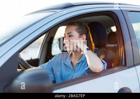 Jeune femme voyageant en voiture Banque D'Images