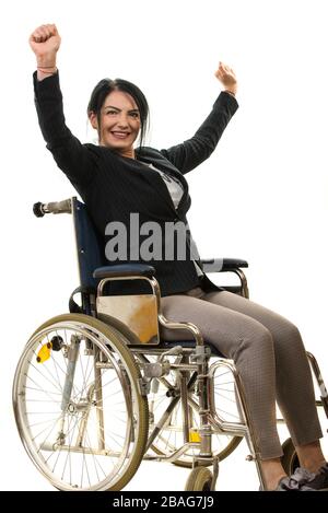 Femme d'affaires réussie en fauteuil roulant avec des bras levés isolés sur fond blanc Banque D'Images
