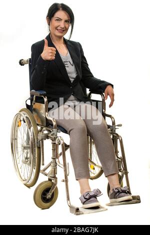 Femme d'affaires en fauteuil roulant donnant pouce isolé sur fond blanc Banque D'Images
