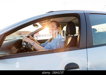 Jeune femme voyageant en voiture Banque D'Images