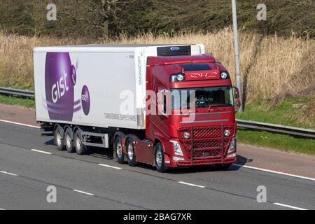 Transformation de la chaîne d'approvisionnement ; camions de livraison Red Haulage, camion, transport, camion, porte-bagages, Volvo Vehicle, transport commercial européen, industrie, M6 à Manchester, Royaume-Uni Banque D'Images