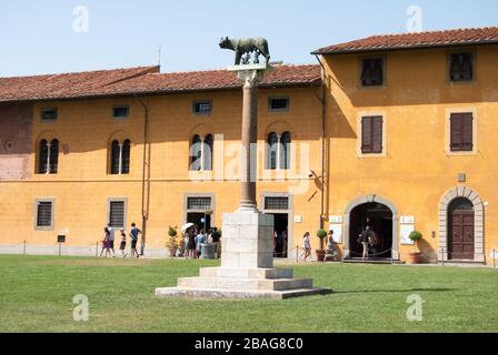 Statues de Romulus, Remus et le loup les alimentant, devant un ancien bâtiment sur la place des miracles près de la Tour de Pise Banque D'Images