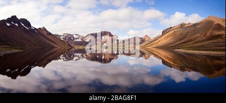 Lac Kirkjufellsvatn, Landmannalaugar, Islande Banque D'Images