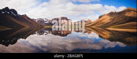 Lac Kirkjufellsvatn, Landmannalaugar, Islande Banque D'Images