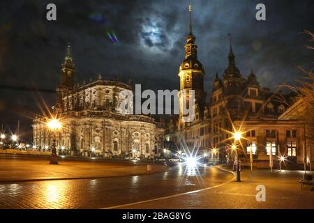 Dresden Sachsen Deutschland Blick vom Elbe Ufer auf Schloss und Schlossskirche am 8.3.2020 Banque D'Images