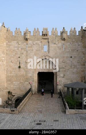 Les piétons entrant dans la porte de Naplouse ou Bab al-Amud ont également appelé la porte de Damas au bord nord des murs ottomans entourant la vieille ville de Jérusalem-est d'Israël. Banque D'Images