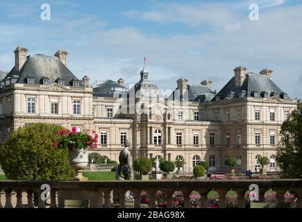 Jardins du Luxembourg et Palais du Luxembourg à Paris, France Banque D'Images