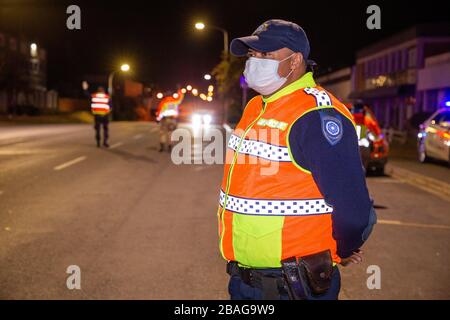 Le Cap, Afrique du Sud. 27 mars 2020. CAPE TOWN, AFRIQUE DU SUD - vendredi 27 mars 2020: Un agent de l'application de la loi de la ville du Cap, à un barrage routier pour s'assurer que les véhicules non essentiels ne sont pas sur la route. Le Président de l'Afrique du Sud, M. Cyril Ramaphosa, a déclaré un verrouillage national de 21 jours pour lutter contre le virus COVID-19, ou Coronavirus, qui se propage rapidement. Le public est tenu de rester à la maison pendant cette période. Crédit: Roger Sedres/Alay Live News Banque D'Images