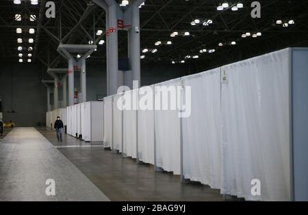 Des salles d'hôpital nouvellement érigées sectionnées avec des rideaux blancs sont exposées après Gov. Andrew Cuomo s'entretient avec la Garde nationale de New York sur place au Centre des congrès Jacob K. Javits de New York le vendredi 27 mars 2020. Le Centre Javits est en place pour être transformé en hôpitaux de terrain pour tester et peut-être traiter les cas d'infections COVID-19. Près de la moitié des États-Unis sont sous commande de séjour à domicile et les États-Unis sont devenus le pays avec les cas de coronavirus les plus confirmés à plus de 94 000. Photo de John Angelillo/UPI Banque D'Images