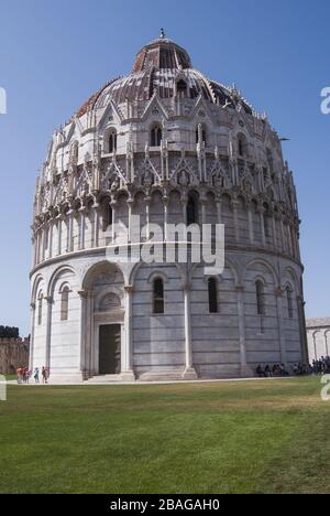 Baptistère de Saint Jean de Pise. Sur la piazza del Duomo, à côté de la cathédrale notre-Dame de l'Assomption. Battistero di San Giovanni, un romain et Goth Banque D'Images