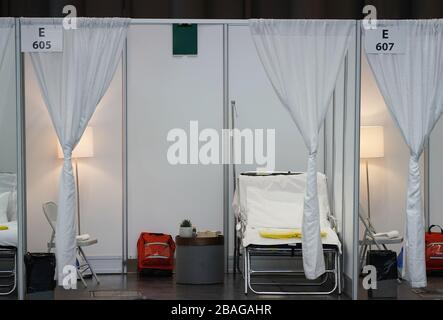 Des salles d'hôpital nouvellement érigées sectionnées avec des rideaux blancs sont exposées après Gov. Andrew Cuomo s'entretient avec la Garde nationale de New York sur place au Centre des congrès Jacob K. Javits de New York le vendredi 27 mars 2020. Le Centre Javits est en place pour être transformé en hôpitaux de terrain pour tester et peut-être traiter les cas d'infections COVID-19. Près de la moitié des États-Unis sont sous commande de séjour à domicile et les États-Unis sont devenus le pays avec les cas de coronavirus les plus confirmés à plus de 94 000. Photo de John Angelillo/UPI Banque D'Images