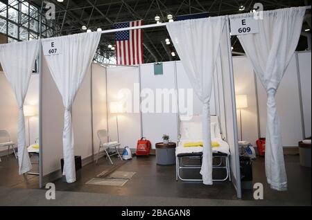 Des salles d'hôpital nouvellement érigées sectionnées avec des rideaux blancs sont exposées après Gov. Andrew Cuomo s'entretient avec la Garde nationale de New York sur place au Centre des congrès Jacob K. Javits de New York le vendredi 27 mars 2020. Le Centre Javits est en place pour être transformé en hôpitaux de terrain pour tester et peut-être traiter les cas d'infections COVID-19. Près de la moitié des États-Unis sont sous commande de séjour à domicile et les États-Unis sont devenus le pays avec les cas de coronavirus les plus confirmés à plus de 94 000. Photo de John Angelillo/UPI Banque D'Images