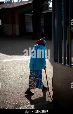 Afrique, Ethiopie, addis-Abeba. La vieille dame marche à côté de l'église orthodoxe d'Entoto Banque D'Images