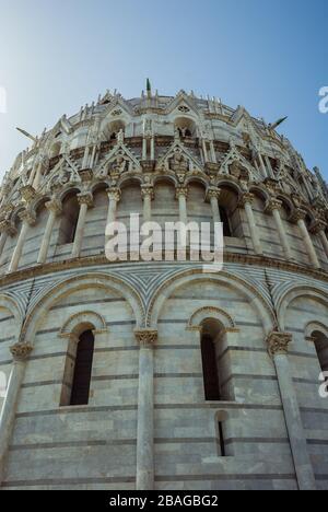 Baptistère de Saint Jean de Pise. Sur la piazza del Duomo, à côté de la cathédrale notre-Dame de l'Assomption. Battistero di San Giovanni, un romain et Goth Banque D'Images