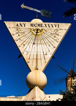 Eine Sonnenuhr in der Stadt Palma auf Mallora, espagnol. Banque D'Images