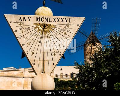 Eine Sonnenuhr in der Stadt Palma auf Mallora, espagnol. Banque D'Images