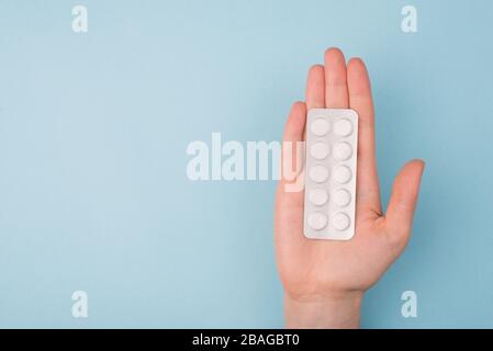 Main de médecin étirant la main au patient et donner le concept de pilules. Haut au-dessus du dessus de la tête première personne pov vue rapprochée photo d'une main de jeune femme hol Banque D'Images