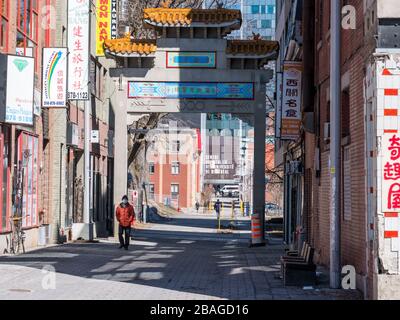 Montréal, Québec, Canada. 27 mars 2020. Les gens se promenent dans le quartier chinois en portant des masques en papier pour éviter de contacter le Coronavirus. La Nove 2019 Banque D'Images