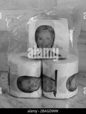 Emballage en plastique transparent scellé contenant trois rouleaux de papier toilette blanc avec la tête de Hillary Clinton imprimée sur chaque carré. C'est inten Banque D'Images