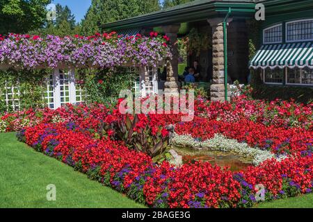 Jardin scène et patio en septembre à Butchart Gardens, Victoria (Colombie-Britannique), Canada. Banque D'Images
