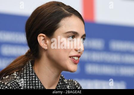 Margaret Qualley assiste à la conférence de presse pour mon année de Salinger au cours du 70ème Festival du film de Berlin au Grand Hyatt Berlin. © Paul Treadway Banque D'Images