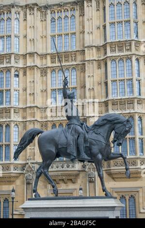 Statue de Richard coeur de Lion de Carlo Marochetti à Westminster Londres Angleterre Royaume-Uni Banque D'Images