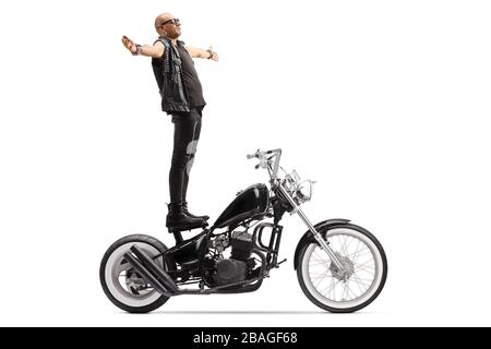 Bald punk darediable homme debout sur un chopper moto isolé sur fond blanc Banque D'Images