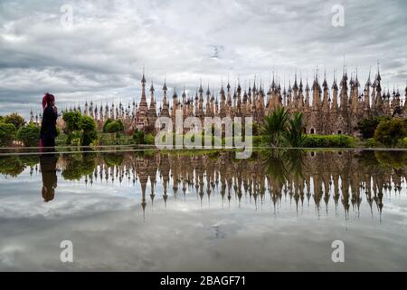 Indein, Myanmar; 30 octobre 2015: Pagode Shwe Indein. Un groupe de pagodes bouddhistes dans le village d'Indein. Banque D'Images