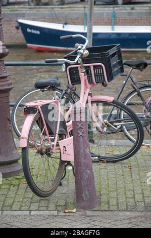 Les vélos à Amsterdam aux Pays-Bas Banque D'Images