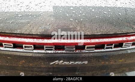 Ukraine, Kiev - 27 mars 2020: Porsche Macan sport voiture noire vue arrière détaillée du corps avec un logo Banque D'Images