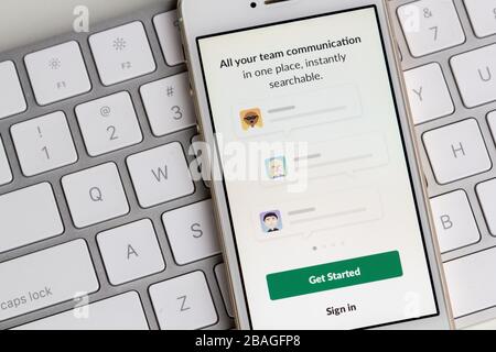 L'écran de connexion de l'application mobile Slack s'affiche sur un smartphone. Slack est un logiciel B2B, un outil de messagerie de poste de travail, un outil de communication d'équipe ou une plate-forme. Banque D'Images