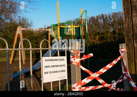 Une aire de jeux pour enfants à Bugbrooke, Northamptonshire est fermée en raison du virus Covid-19 Banque D'Images