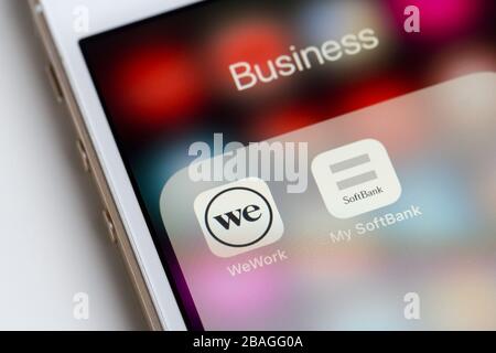 Les applications mobiles WeWork et SoftBank sont visibles sur un smartphone. Banque D'Images